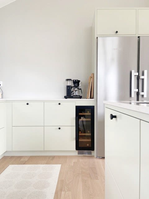 mQuvee Podpultni ugradbeni hladnjak za vino WCD30AB-780